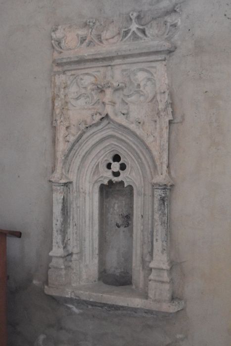 chapelle latérale sud, détail de la piscine