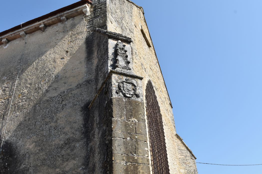 chevet, contrefort sud, détail d’un bas-relief armorié