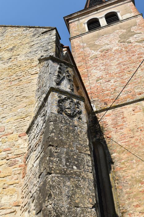 chevet, contrefort nord, détail d’un bas-relief armorié