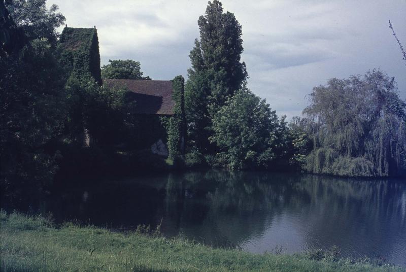 Façade nord près d'un plan d'eau