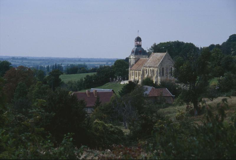 Vue éloignée sur l'ensemble sud-est et clocher