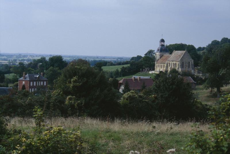 Vue éloignée sur l'ensemble sud-est et clocher