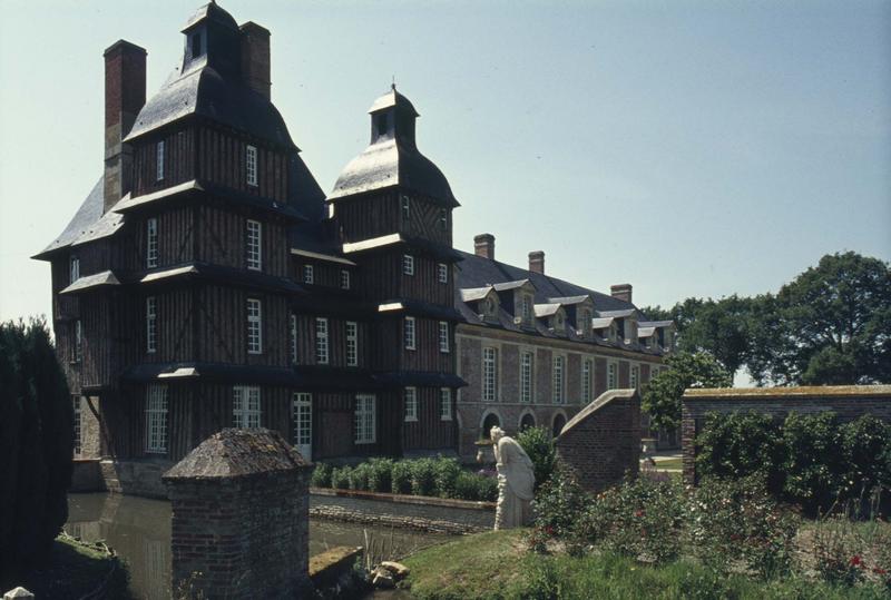 Façade sur jardin, angle à colombages