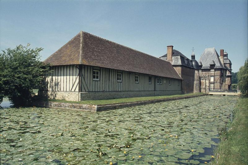 Communs et angle du bâtiment à colombages