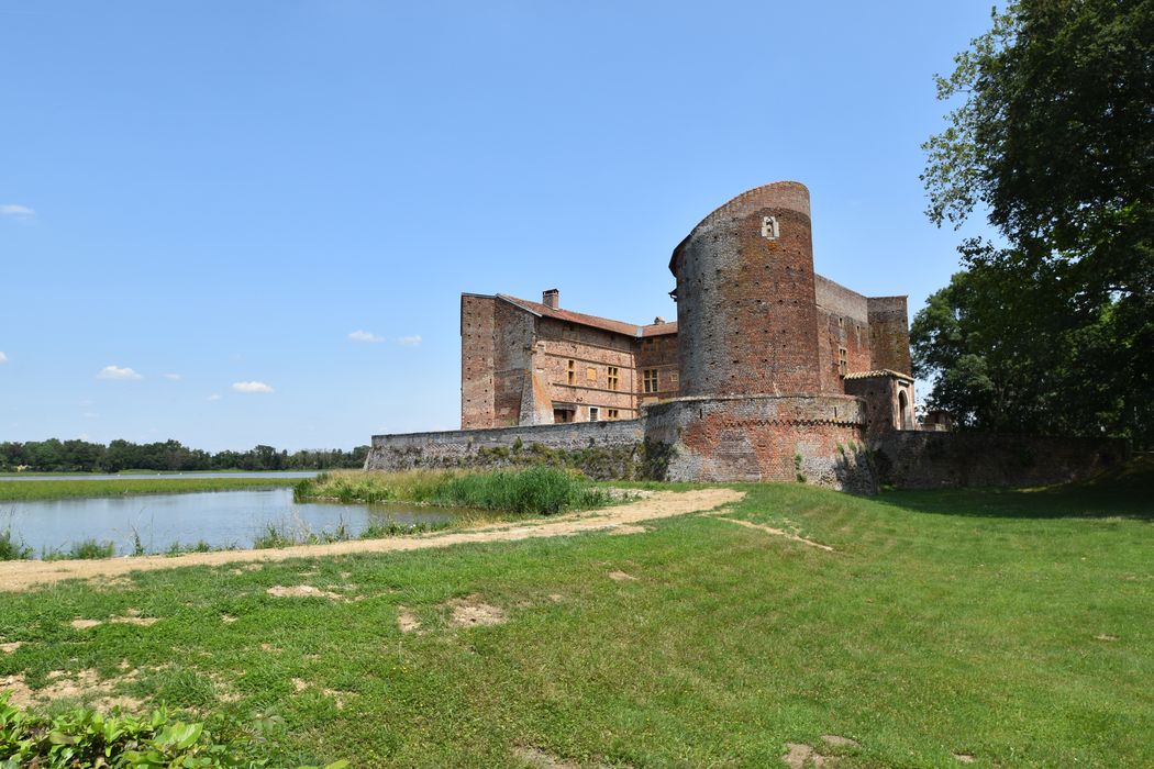 vue générale du château dans son environnement depuis le Sud-Ouest