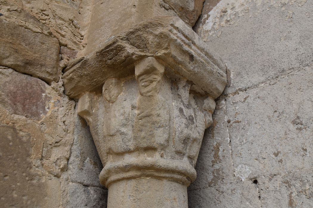 porte d’accès sud, détail d’un chapiteau sculpté