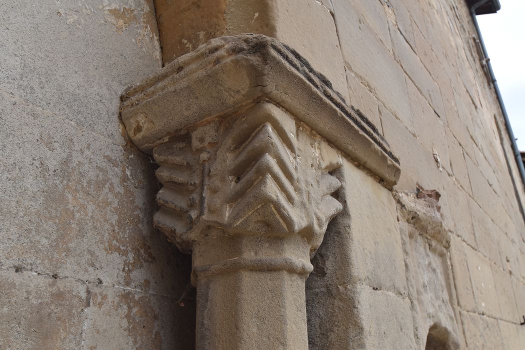 porte d’accès sud, détail d’un chapiteau sculpté