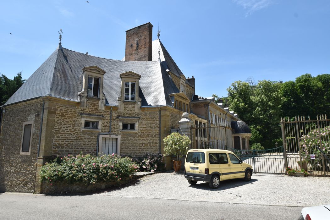 vue partielle du château depuis la grille d’accès est