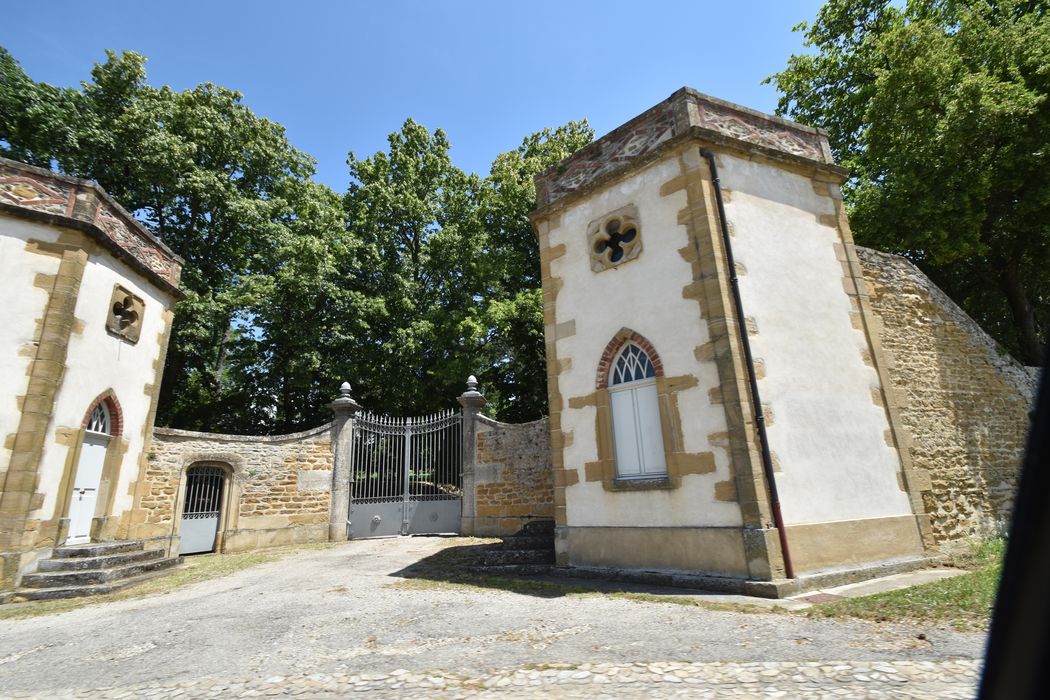 pavillons encadrant l’entrée ouest, vue partielle