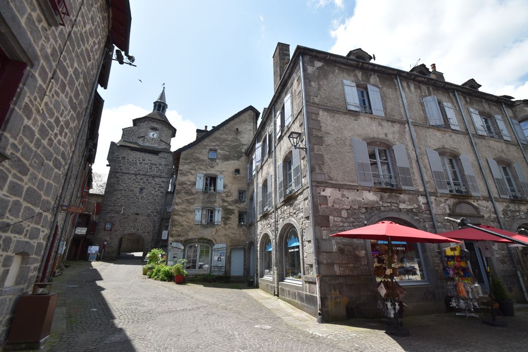 vue générale du beffroi dans son environnement urbain depuis le Nord