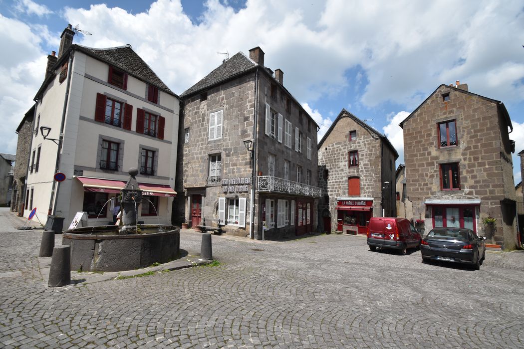 vue générale de la fontaine dans son environnement