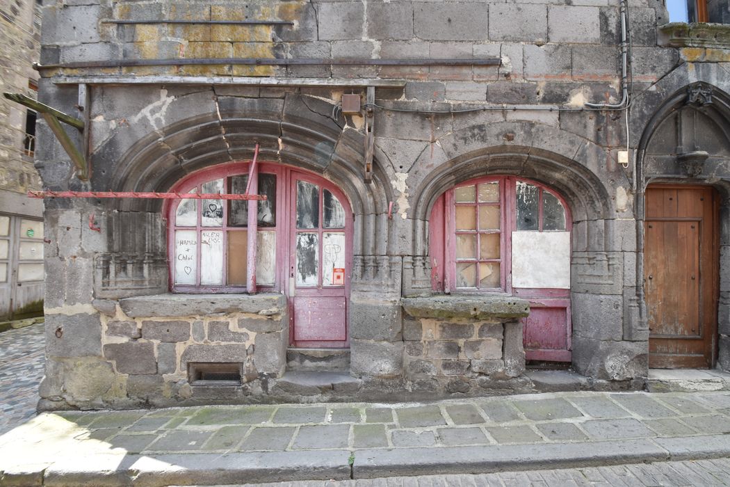 façade sur rue, vue partielle