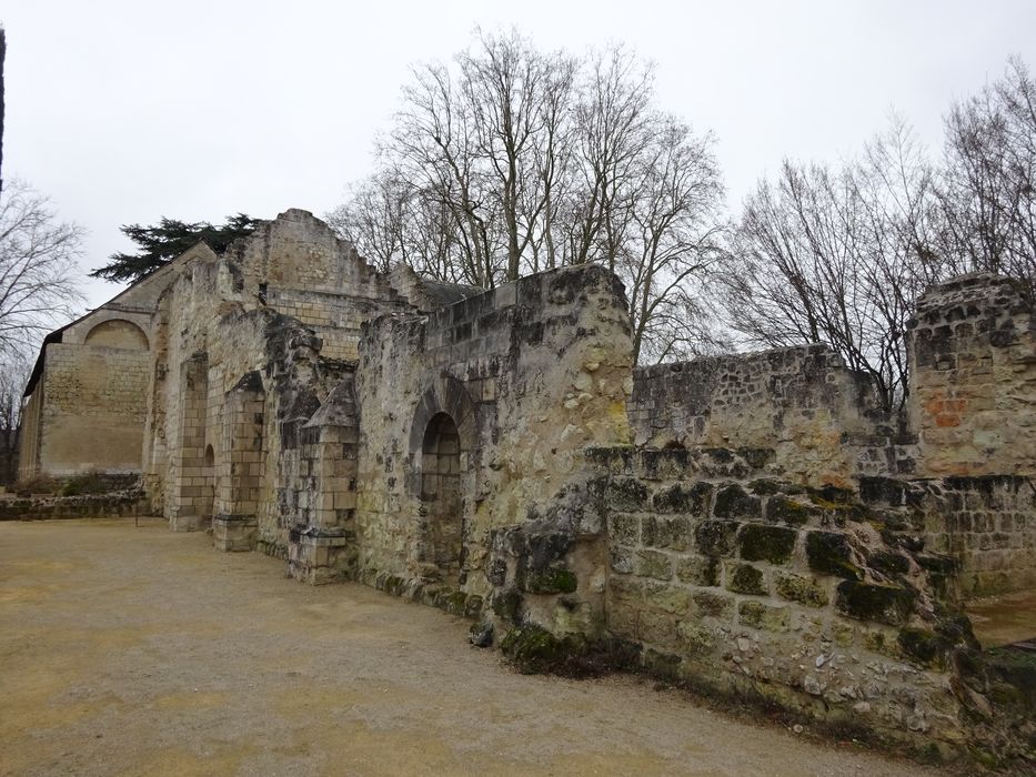 ruines de l’ancienne hôtellerie