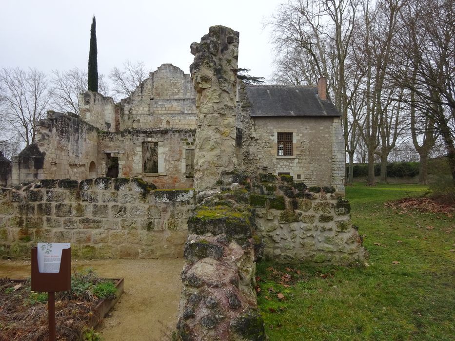 ruines de l’ancienne hôtellerie