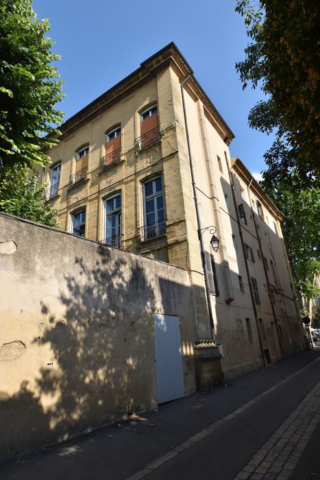 façades sud et est depuis la rue Laroque, vue partielle