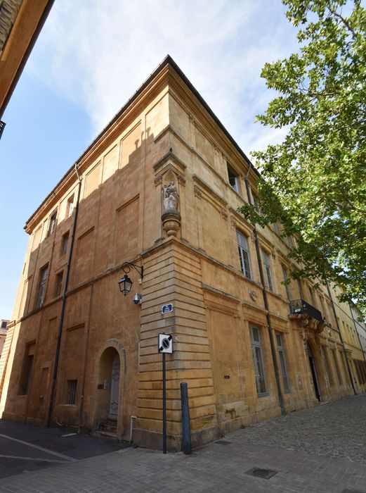 Façade nord sur le cours Mirabeau, façade est sur la rue Joseph Cabassol