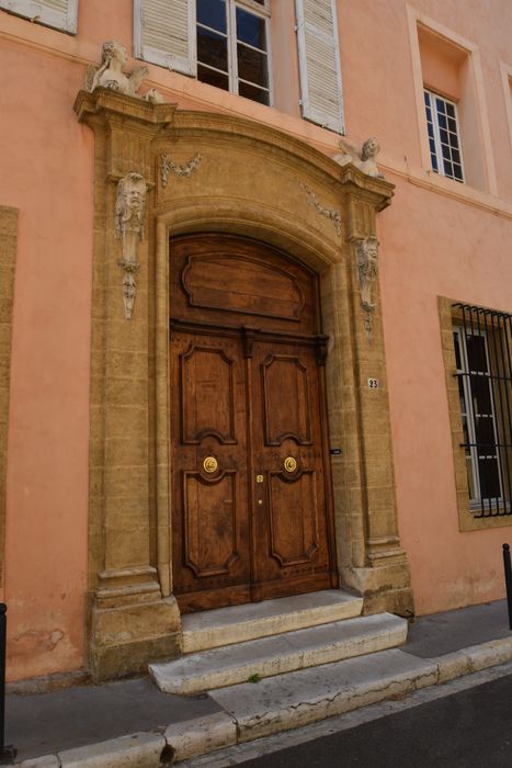 portail d'accès sur la rue Roux Alphéran