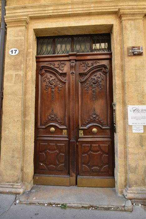 portail d'accès sur la rue Cardinal