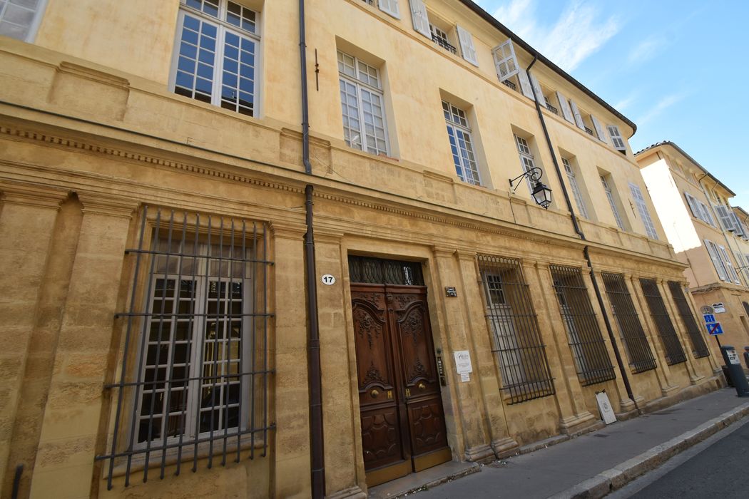 façade nord sur la rue Cardinale, vue partielle