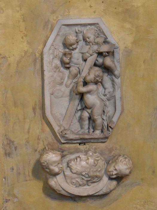 bas-reliefs : Enfant Jésus tenant la croix et deux angelots portant un calice et une couronne d'épines, Chef de saint Jean-Baptiste (le)