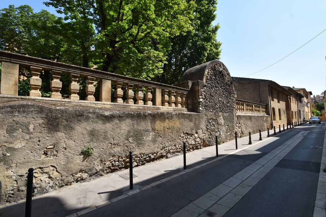 mur de clôture du jardin sur la rue Mazarine