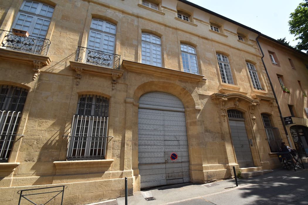 façade sud sur la rue du Maréchal Joffre, vue partielle