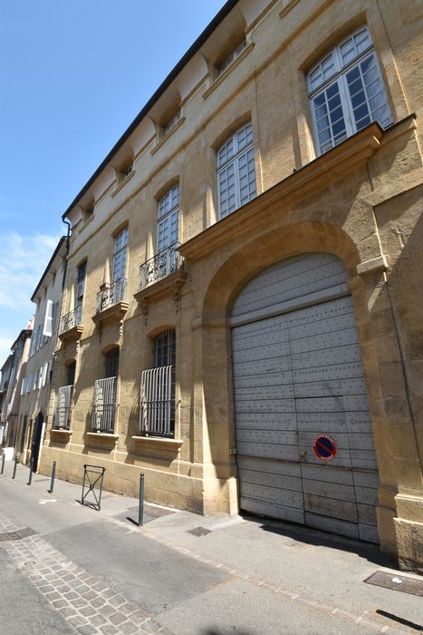 façade sud sur la rue du Maréchal Joffre, vue partielle