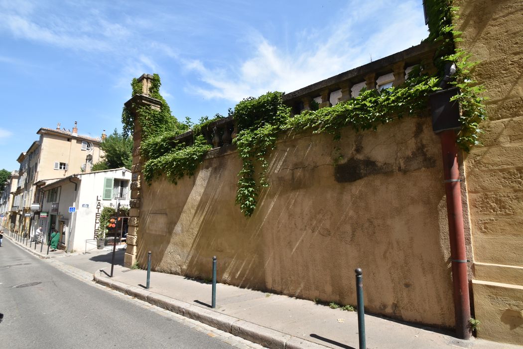 mur de clôture de la cour d'honneur rue Emeric David