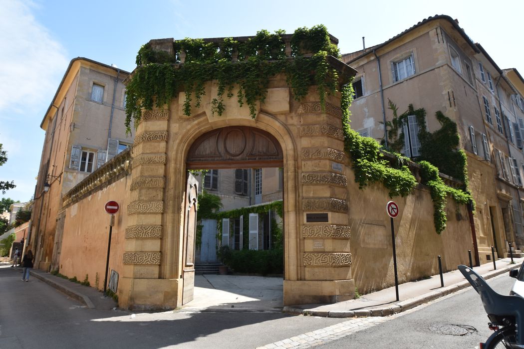 portail monumental d'accès à la cour d'honneur à l'angle des rues Emeric David et Fontaine d'Argent