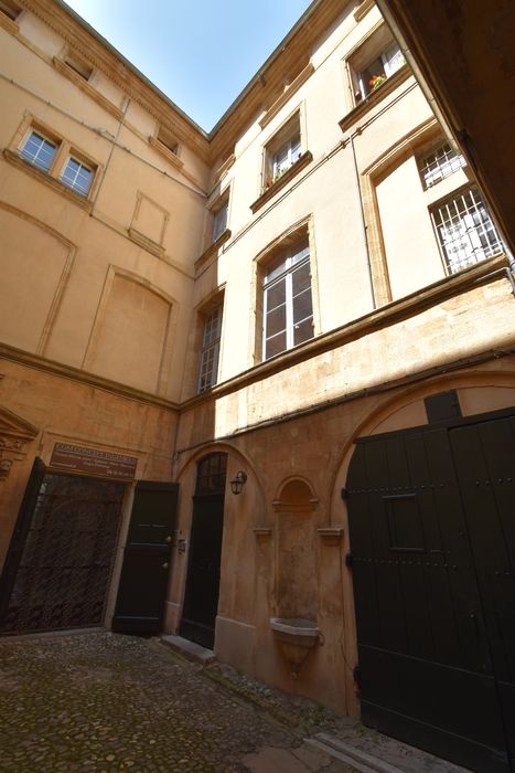 cour intérieure, façades est et nord, vue partielle