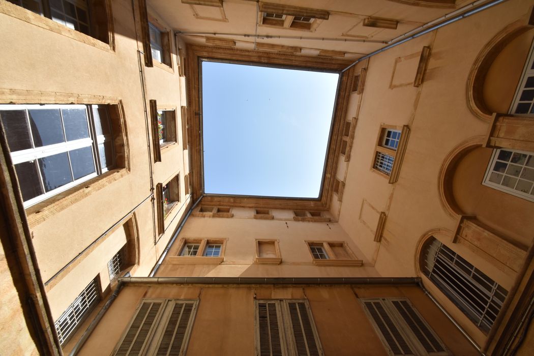 cour intérieure, vue partielle des façades