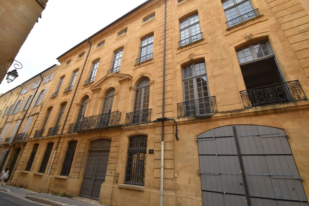 façade nord-est sur la rue Pierre et Marie Curie