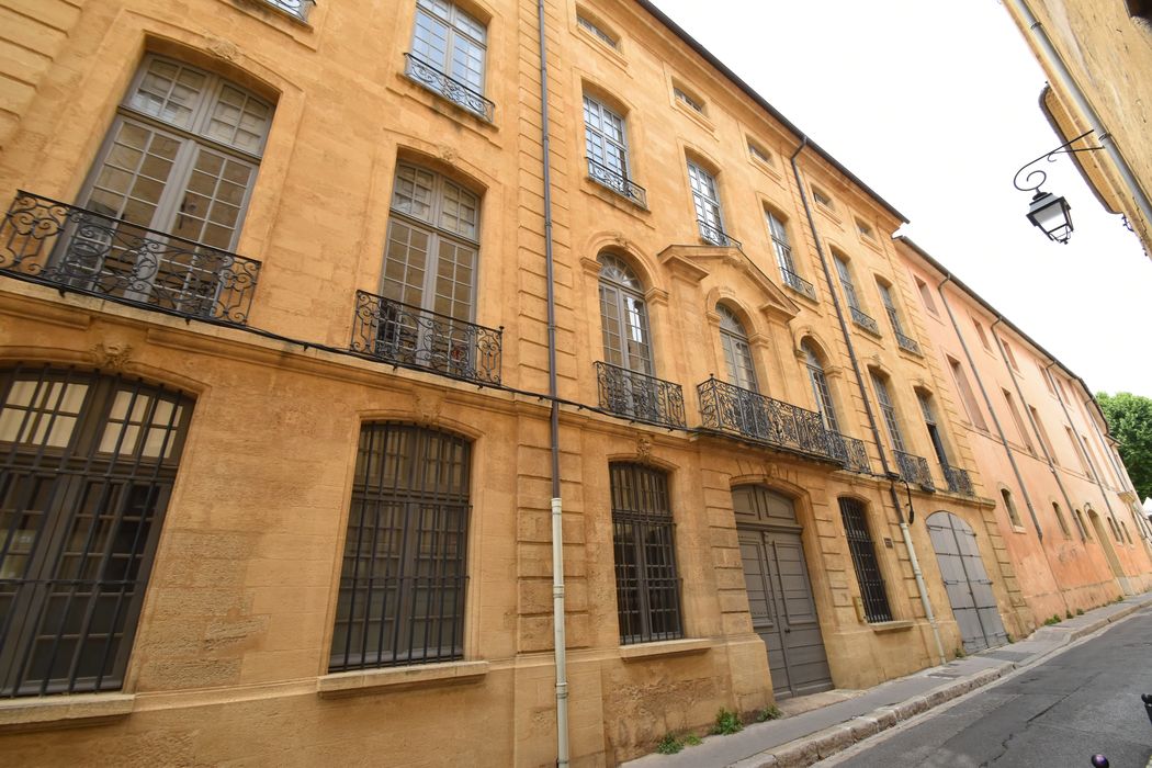 façade nord-est sur la rue Pierre et Marie Curie