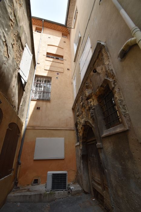 façade ouest sur l'impasse ouvrant sur la rue Jacques de la Roque