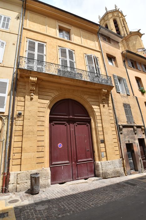 façade ouest sur la rue Jacques de la Roque