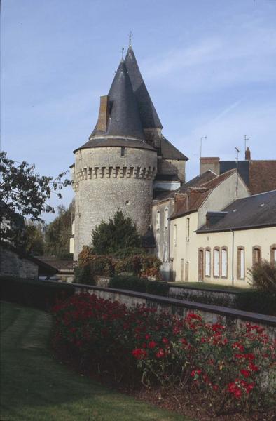 Tour de la porte et maisons environnantes