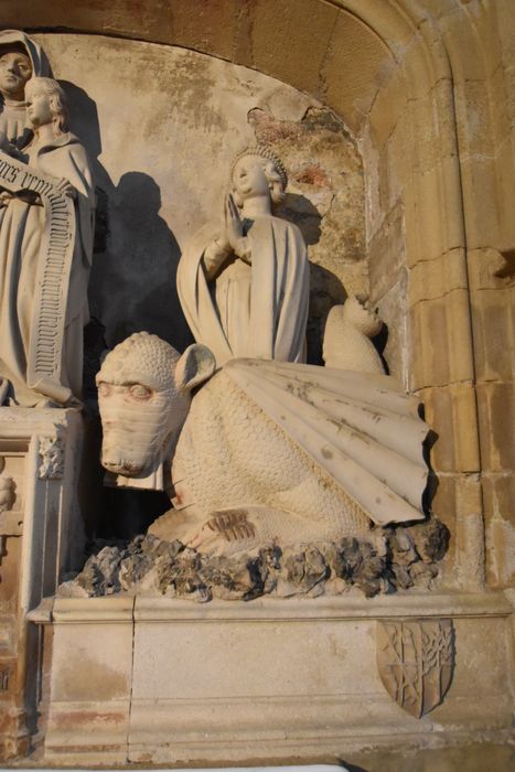 statue : Sainte Marthe avec la Tarasque