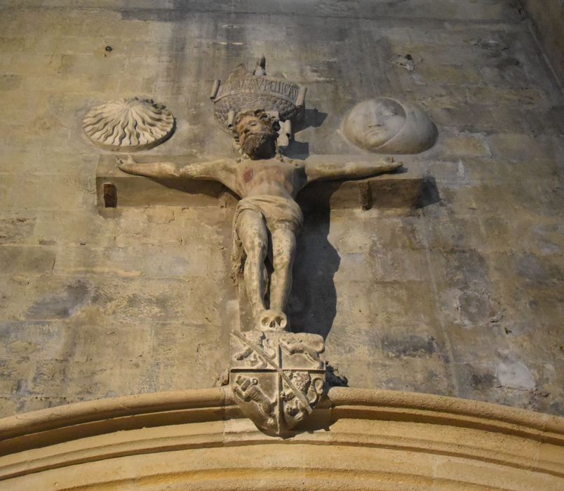 statue : Christ en croix surmontant le retable