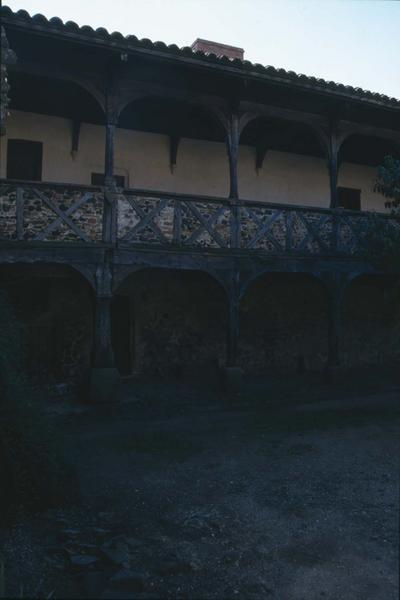 Cloître : loggia à arcades