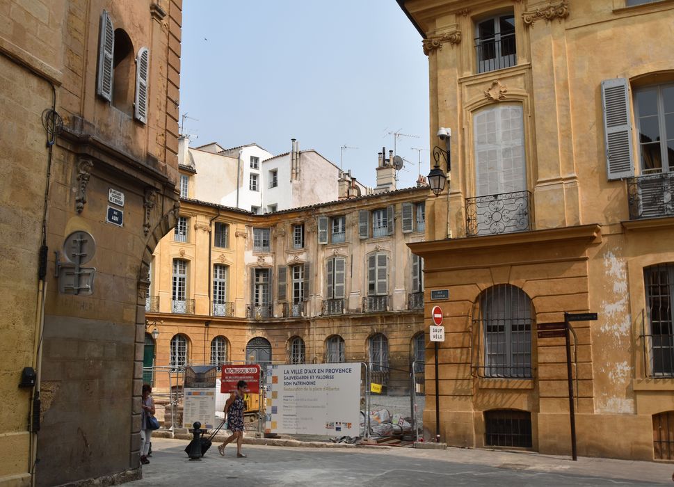 vue partielle des façades sur la place depuis la rue Aude au Nord-Ouest