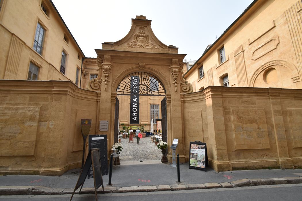 portail d'accès monumental sur rue d'accès à la cour d'honneur