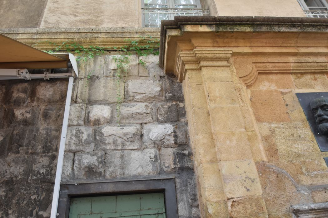 vue partielle du mur situé à gauche de la fontaine