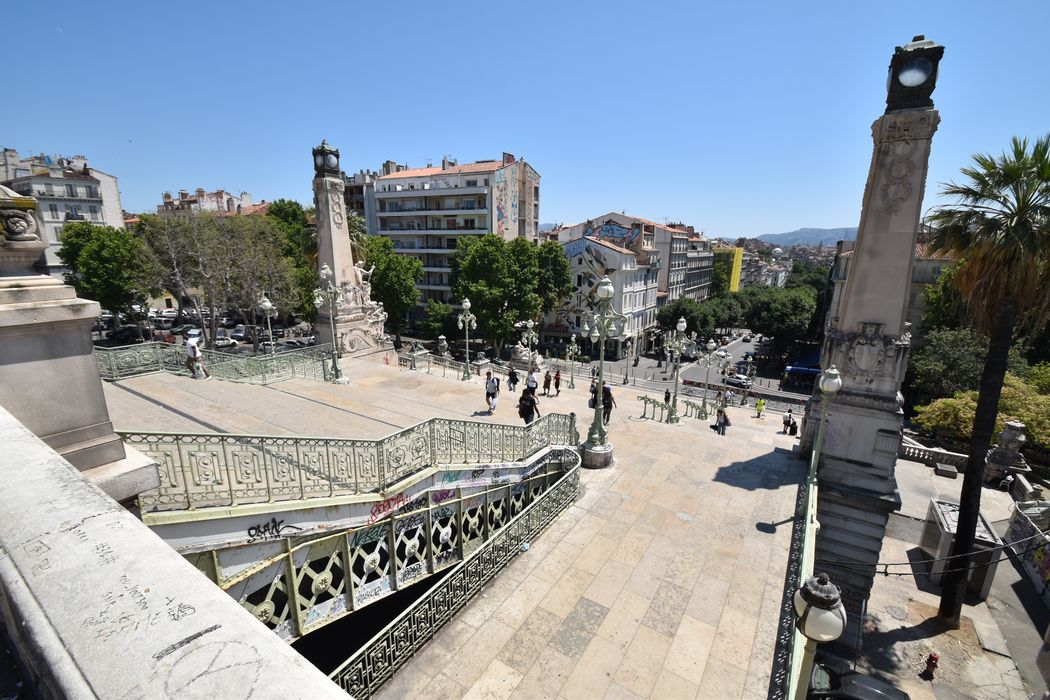 vue générale de l'escalier depuis le haut des marches, angle nord-ouest