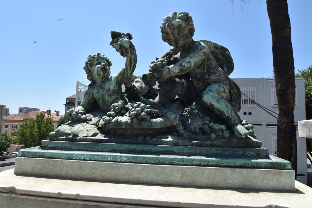 détail d'un groupe sculpté : Les vendanges