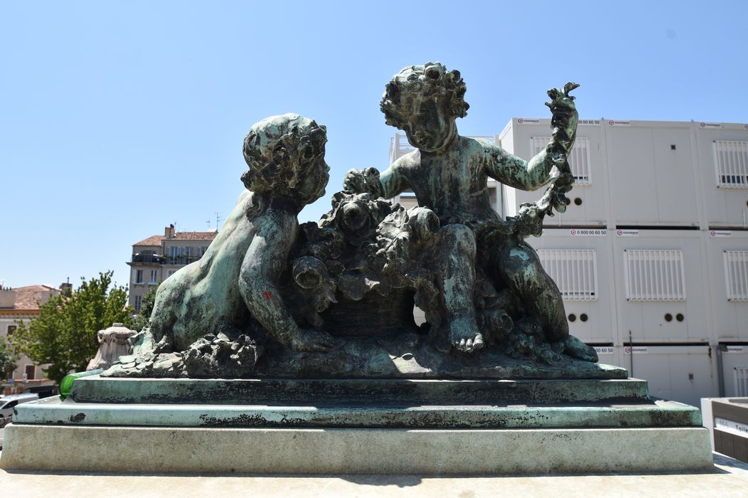 détail d'un groupe sculpté : Les fleurs