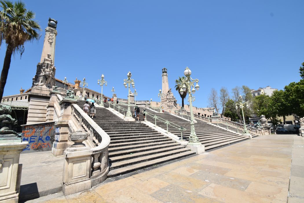 vue générale de l 'escalier depuis le 1er repos, angle sud-ouest