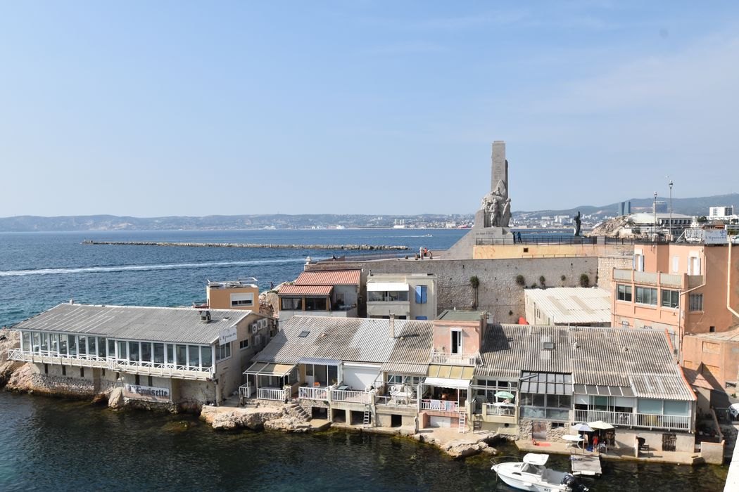 vue générale du monument dans son environnement depuis le Sud