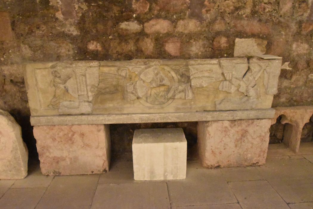 sarcophage du Christ trônant tenue par des anges entre saint Pierre et saint Paul - © Ministère de la Culture (France), Médiathèque du patrimoine et de la photographie, diffusion GrandPalaisRmn Photo