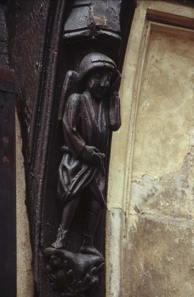 Sculpture en bois de la façade, garçonnet