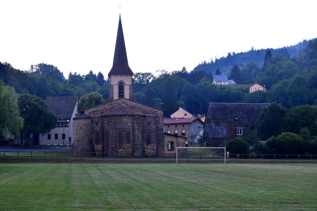 vue générale de l’église dans son environnement depuis l’Est